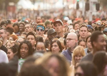 Crowd of people with one person sticking out