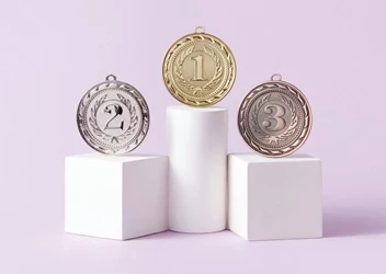 Sir Mo Farah reflects on resilience & adaptability - PEX Network Medals on pedestals