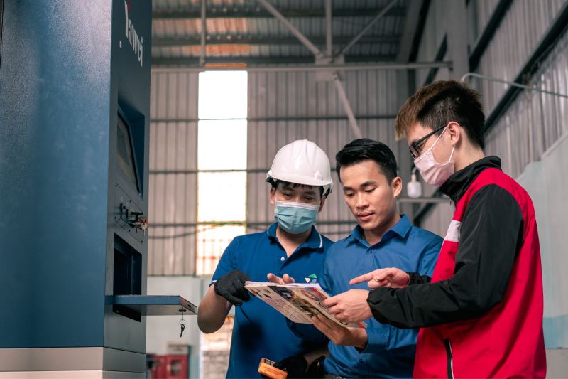 How do we build a manufacturing digital transformation roadmap that delivers results?